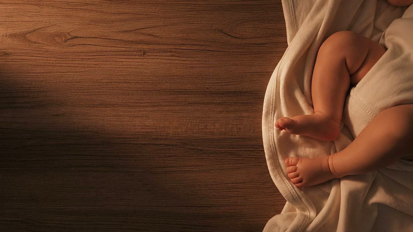 Sac de maternité : la checklist vêtements bébé pour le jour J